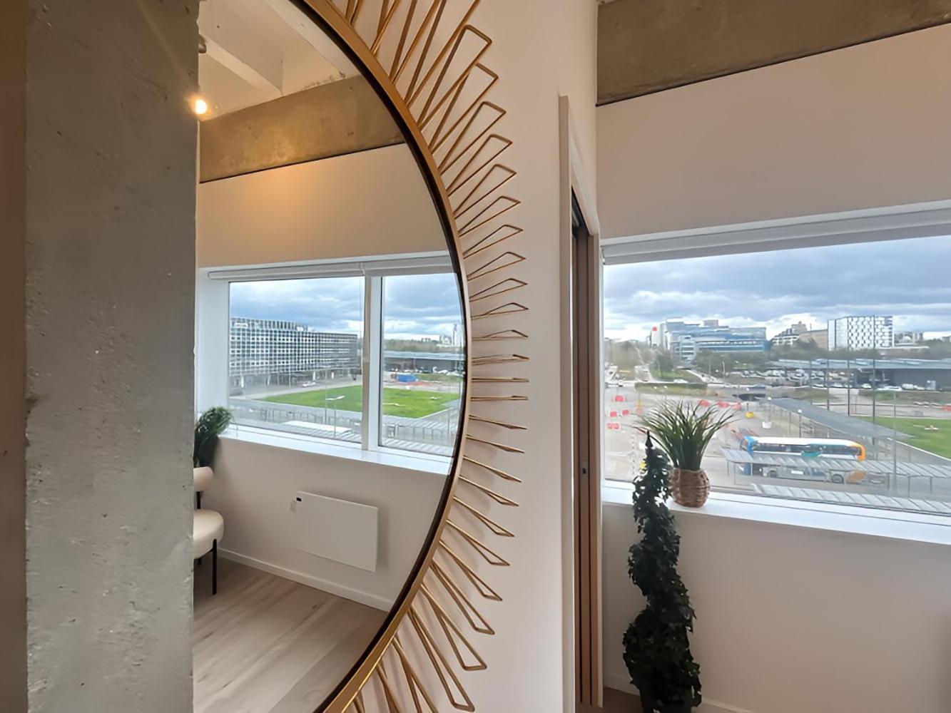 1Br Luxury Flat At Train Station - Long Stays Welcome - Just Ask ميلتون كينيز المظهر الخارجي الصورة