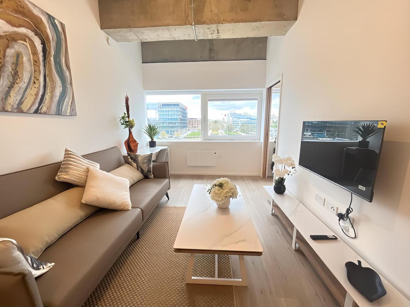 1Br Luxury Flat At Train Station - Long Stays Welcome - Just Ask ميلتون كينيز المظهر الخارجي الصورة