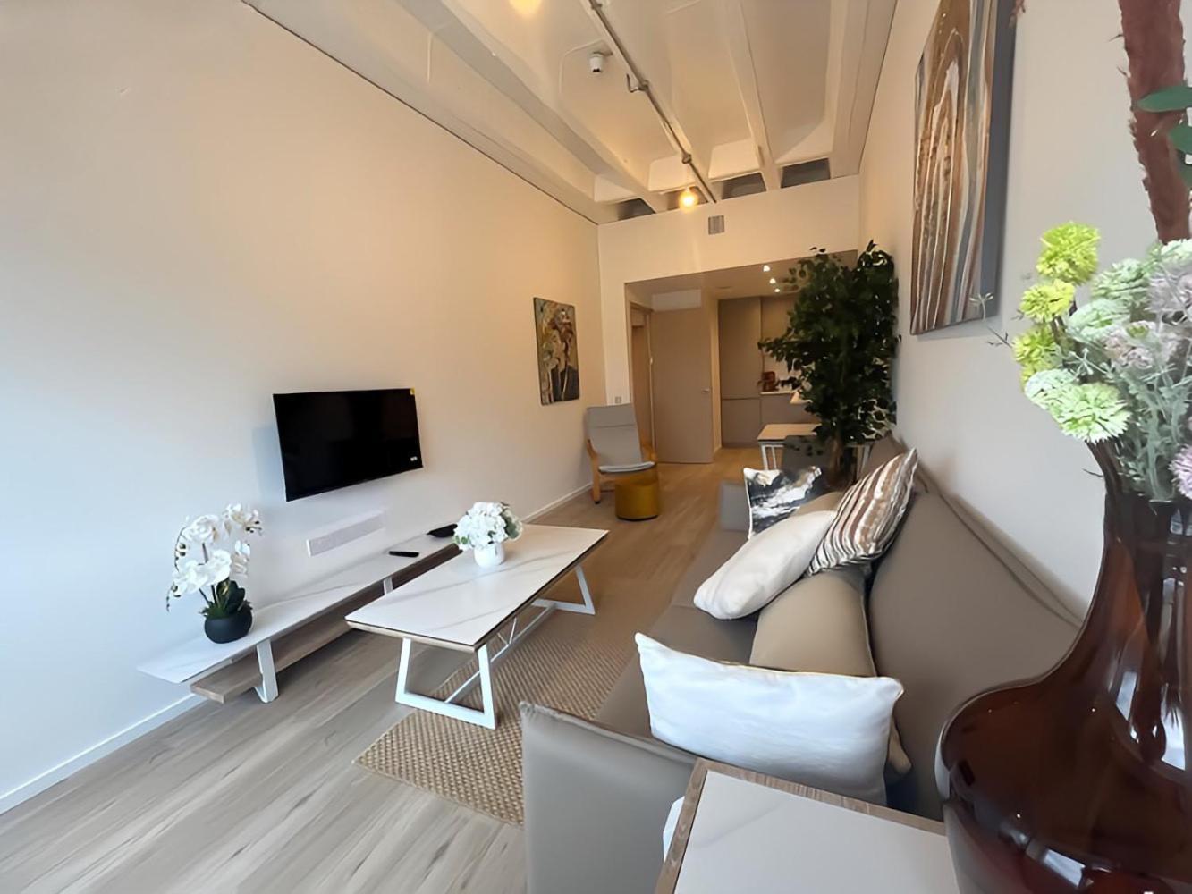 1Br Luxury Flat At Train Station - Long Stays Welcome - Just Ask ميلتون كينيز المظهر الخارجي الصورة