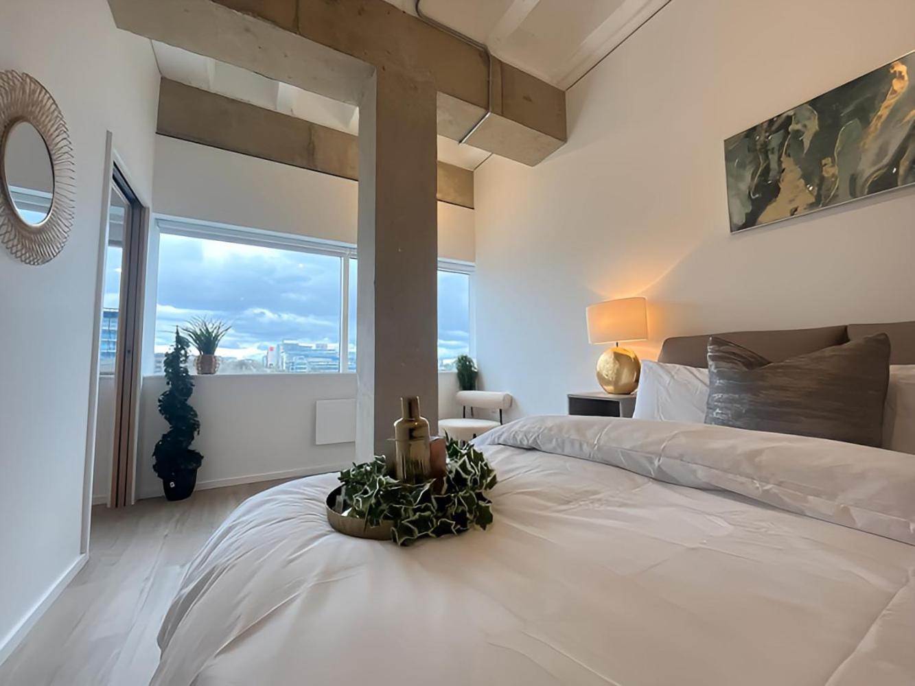 1Br Luxury Flat At Train Station - Long Stays Welcome - Just Ask ميلتون كينيز المظهر الخارجي الصورة