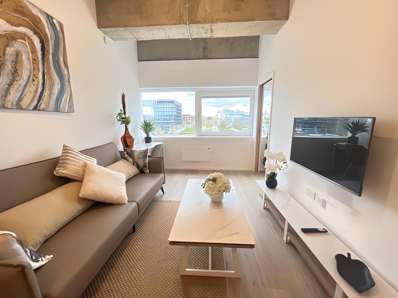 1Br Luxury Flat At Train Station - Long Stays Welcome - Just Ask ميلتون كينيز المظهر الخارجي الصورة